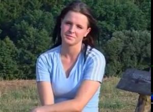 Девушка на природе раздевается и мастурбирует киску